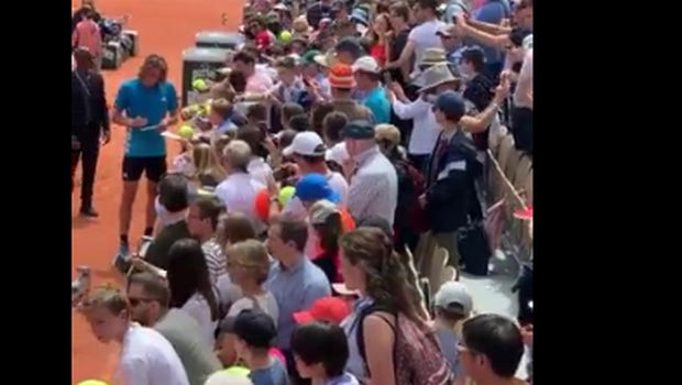 Roland Garros: Δεκάδες θαυμαστές του Τσιτσιπά περίμεναν για ένα αυτόγραφο