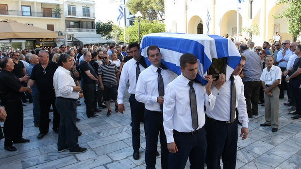 Πλήθος κόσμου αποχαιρέτησε τον Μπάμπη Χολίδη