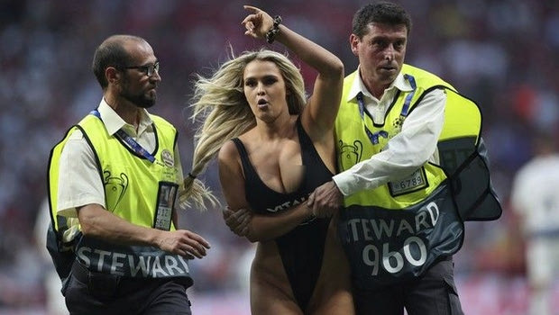Η εισβολή από την εξέδρα: “That’s my fucking girlfriend”