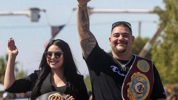 O Andy Ruiz ποζάρει δίπλα στην νέα του Rolls Royce και στέλνει το μήνυμά του