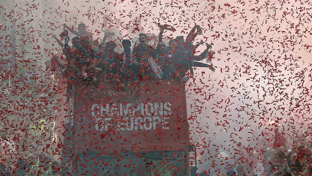 Λίβερπουλ: Παρέλαση θριάμβου μέσα σε κόκκινη λαοθάλασσα