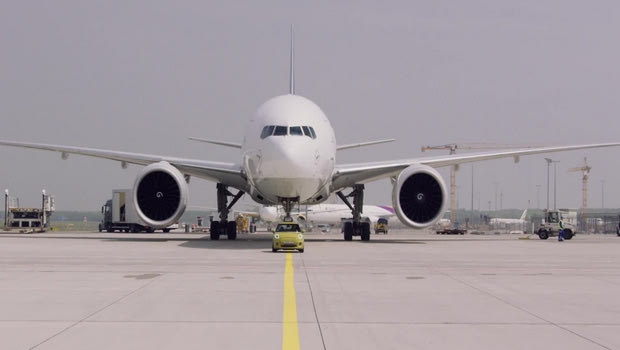 Το νέο MINI Electric τραβά ένα Boeing 777F βάρους 150 τόνων