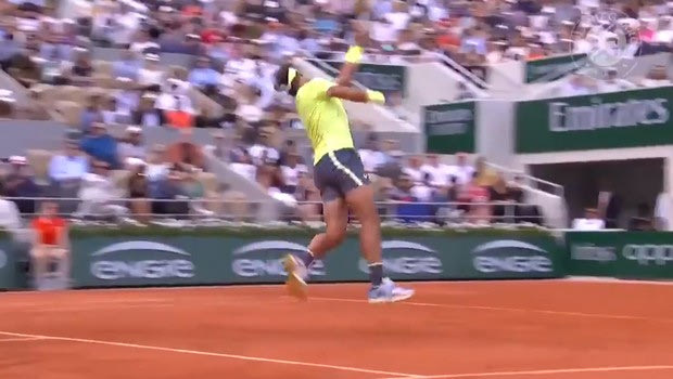 Roland Garros: Ο Ναδάλ κάνει “no look” smash για πρωινό