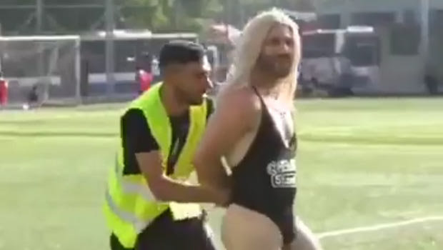 Ξεκαρδιστική αναπαράσταση της εισβολής της Κίνσεϊ Βολάνσκι