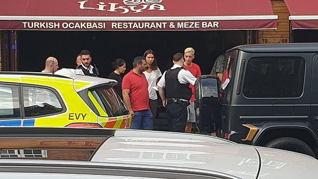 Επίθεση με μαχαίρι στον Οζίλ, τον έσωσε ο Κολάσινατς!