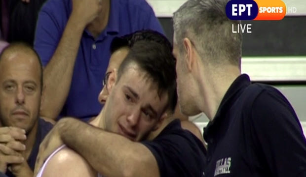 VIDEO: Αποβλήθηκε κι έβαλε τα κλάματα ο Καράμπελας