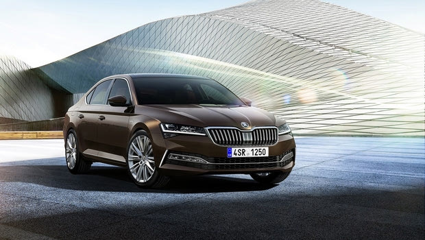 Πλήρης αποκάλυψη της ανανεωμένης Skoda Superb