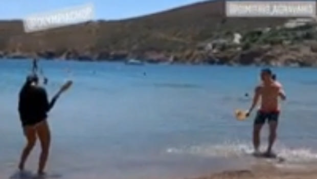 Ρακέτες στην παραλία η Χοψονίδου με τον Αγραβάνη