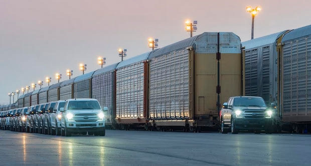 Το ηλεκτρικό… αγροτικό της Ford σέρνει τρένο