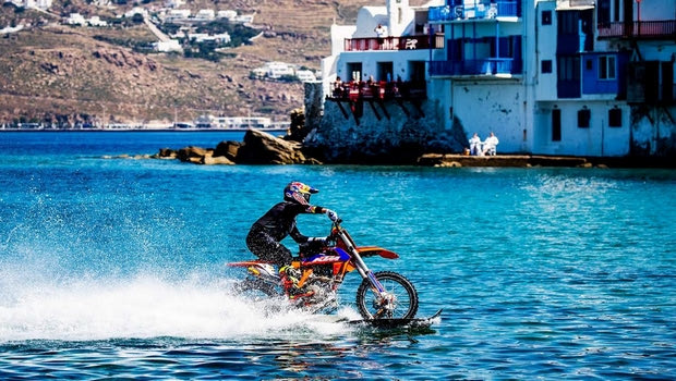 Οδήγησε τη μοτοσικλέτα στη θάλασσα!