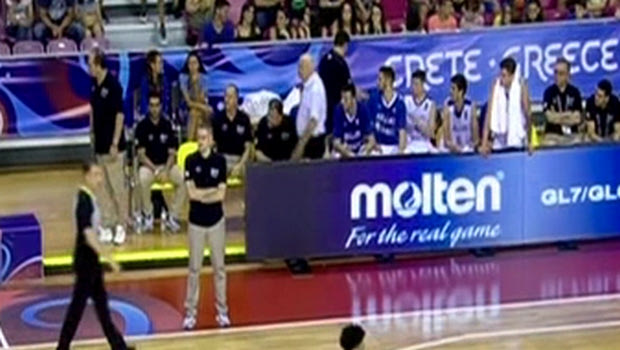 VIDEO: Ο Βασιλακόπουλος διαμαρτυρήθηκε στον Γιούγκεμπραντ για τη διαιτησία