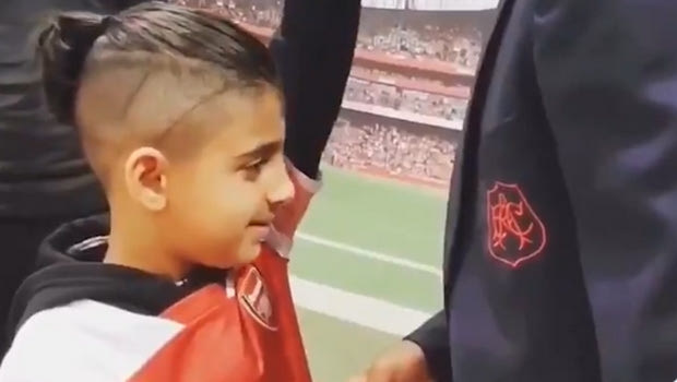 Συγκλονιστικό video: Τυφλό παιδάκι συναντά τον Λακαζέτ