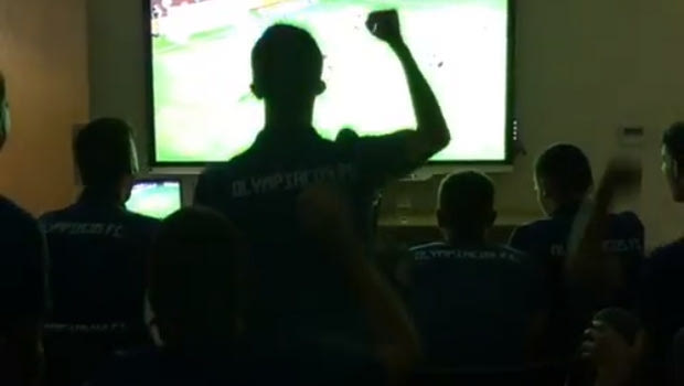 Ολυμπιακός: Οι έξαλλοι πανηγυρισμοί των παικτών της Κ19 στην απόκρουση του Σα