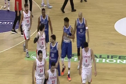 Ελλάδα – Τουρκία: Εκνευρισμός στο φινάλε του Α’ μέρους και “γαλλικά”