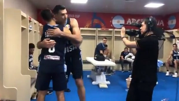 Αποθέωση του Σκόλα στα αποδυτήρια για το ρεκόρ του
