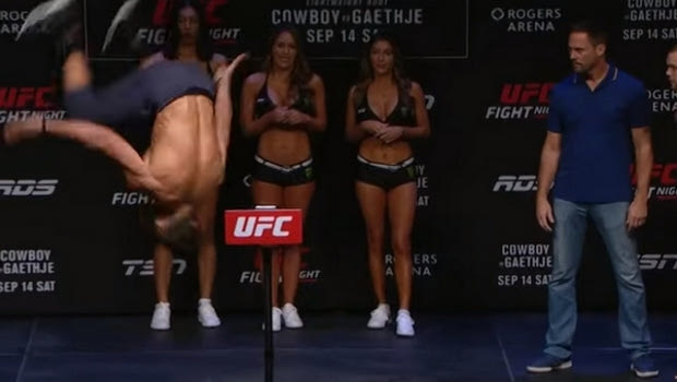 UFC: Κατέβηκε από τη ζυγαριά με τούμπα και ακροβατικά