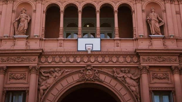 Αργεντινή: Έβαλαν μπασκέτα στο Προεδρικό Μέγαρο