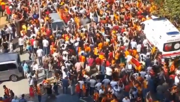 Απίστευτη υποδοχή: 25.000 φίλοι της Γαλατά στο αεροδρόμιο για τον Φαλκάο!