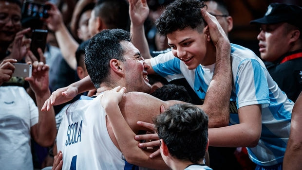 Η αγκαλιά και το φιλί του Σκόλα στη γυναίκα και τα παιδιά του