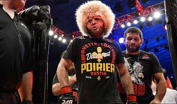 O Nurmagomedov μάζεψε 100.000 δολάρια για την μπλούζα του Poirier!