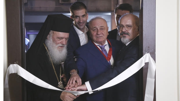 Ο Αρχιεπίσκοπος Ιερώνυμος βράβευσε τον Παντελή Μπούμπουρα