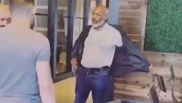 O Μike Tyson στα 53 μοιάζει πυγμαχικά με 20άρη!