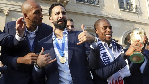 O στρατιωτικός χαιρετισμός του Ραμί που άναψε φωτιές