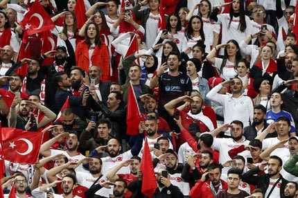 Στρατιωτικός χαιρετισμός των Τούρκων οπαδών στον εθνικό τους ύμνο
