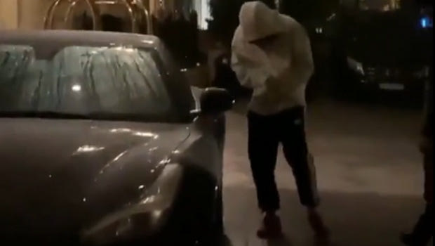 Δεν μπορούσε να ανοίξει τη Ferrari του μέσα στο κρύο ο Νεϊμάρ!