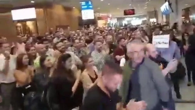 Αποθέωση για τον Πετρούνια στο αεροδρόμιο