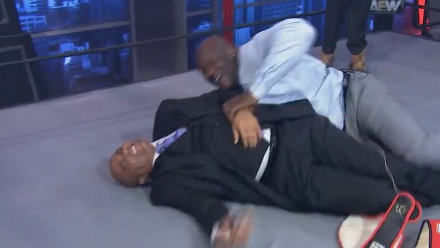 Γέλιο: Ο Σακίλ το γύρισε στο WWE με τον Μπάρκλεϊ!