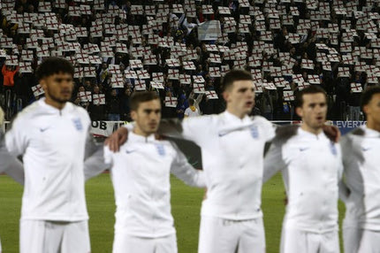 Οι οπαδοί του Κοσόβου αποθέωσαν την Αγγλία με σημαίες και συνθήματα