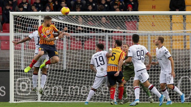 Λέτσε – Κάλιαρι 2-2: Ματς-θρίλερ με τέσσερα γκολ, τρεις αποβολές και δύο πέναλτι