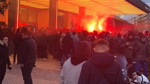 ΠΑΟΚ: Οι οπαδοί έκαναν “Τούμπα” το ξενοδοχείο και συνόδεψαν την αποστολή