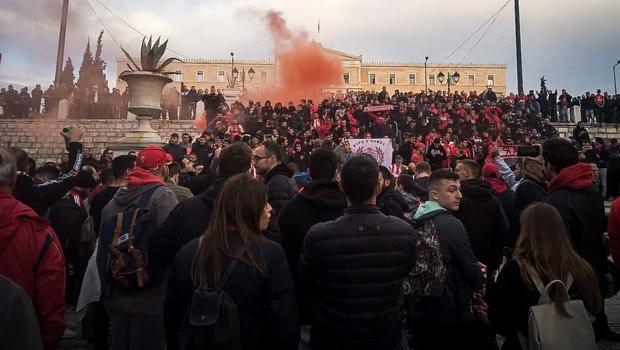 Η συγκέντρωση οπαδών Ολυμπιακού – Ερυθρού Αστέρα στο Σύνταγμα
