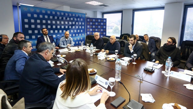 Super League: Σέντρα πάση θυσία ακόμα και με ξένους διαιτητές