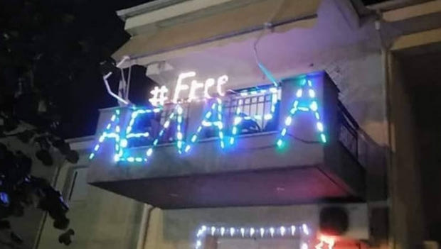 ΑΕΛ: Άνευ προηγουμένου τρολάρισμα από τον οπαδό με τα “ΑΕΛάρα” λαμπάκια