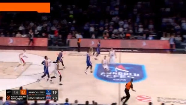 Ο Μπαλμπάι έκλεψε και έβαλε buzzer beater πίσω από το κέντρο σε 2.8 δευτερόλεπτα!