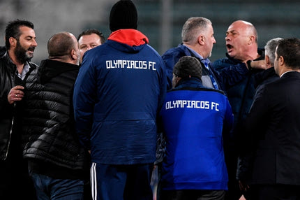 Βόλος – Ολυμπιακός: Σοβαρό επεισόδιο στους πάγκους μεταξύ Καραπαπά και Μπέου