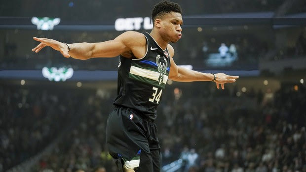 Σίξερς – Μπακς: Τρομερό coast-to-coast και κάρφωμα από Giannis!
