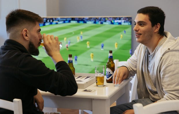 Tι επιλέγει η παρέα για τις βραδιές μπάλας; Οι δημοσιογράφοι του Sport24.gr απαντούν