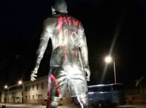 Έγραψαν “Μέσι” στο άγαλμα του Κριστιάνο Ρονάλντο