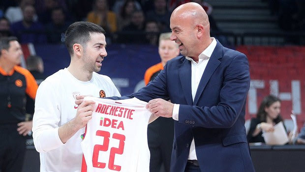 Οι παράγοντες του Ερυθρού Αστέρα τίμησαν τον Τέιλορ Ρότσεστι