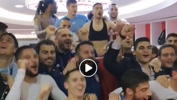 “Είσαι στο μυαλό κάτι μαγικό” στα αποδυτήρια από τους παίκτες του Ολυμπιακού