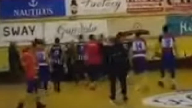 Α’ ΕΣΚΑΒΔΕ: Σκηνές ντροπής, κουτουλιά και ξύλο σε διαιτητή