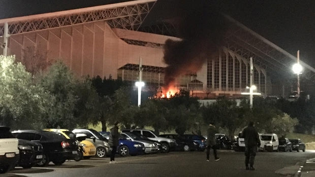 Φωτιά έξω από το κλειστό του μπάσκετ στο ΟΑΚΑ