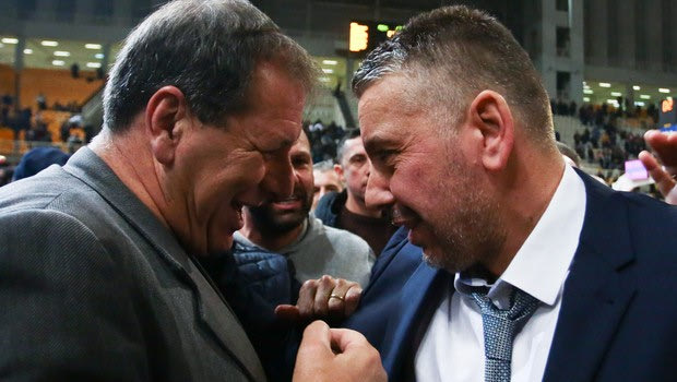Η αγκαλιά Αγγελόπουλου – Παπαθεοδώρου στο τέλος του ντέρμπι