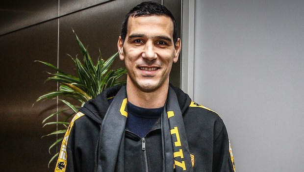 Στην Αθήνα ο Ζήσης: “Είναι φοβερό που γυρίζω στην Ελλάδα για την ΑΕΚ”