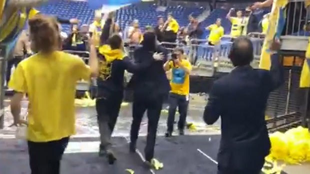 Φοβερή αποθέωση με “Σε αγαπώ” των οπαδών της Μακάμπι στον Σφαιρόπουλο