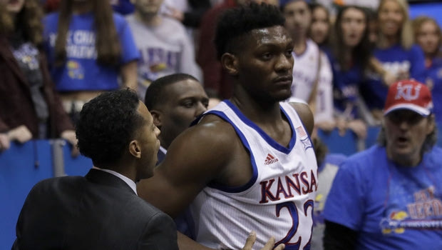 NCAA: Αποβολή επ’ αόριστον για τον παίκτη που επιχείρησε να πετάξει σκαμπό σε αντίπαλο